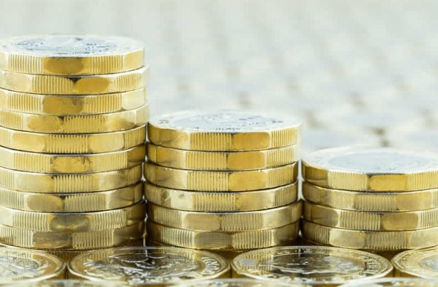 Pound slips as political jitters hit UK bond market